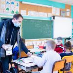 distribution de deux masques aux écoliers villersois villers-semeuse